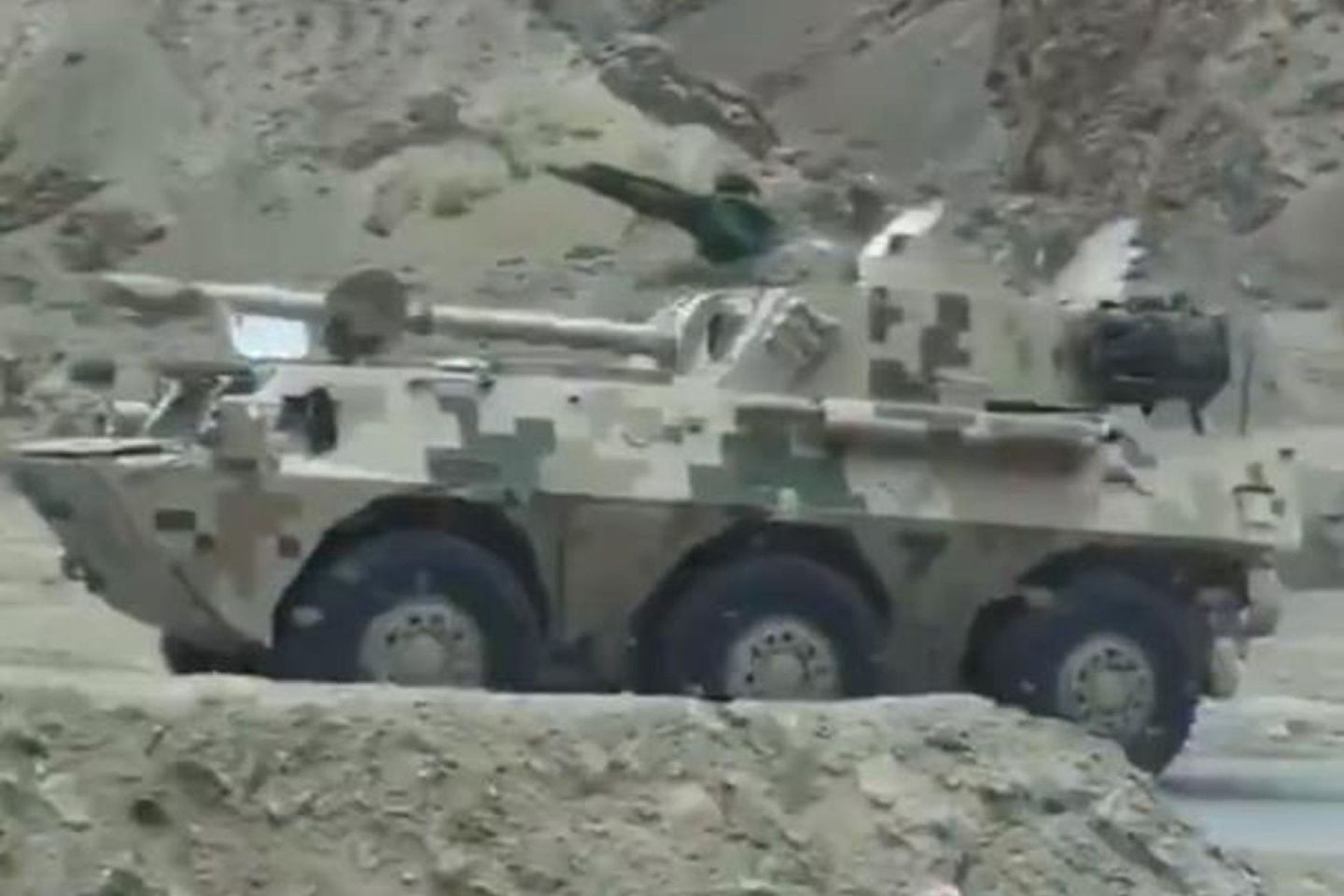 中印边境对峙事件再次发生。图为解放军轮式突击炮在青藏高原上调动。（网络视频截图）