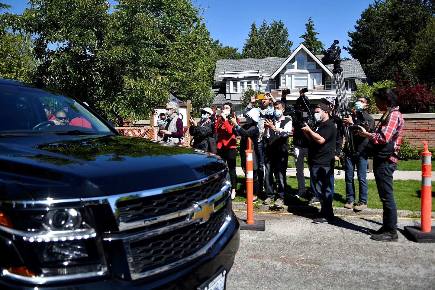 2020年5月27日，在加拿大不列颠哥伦比亚省温哥华，媒体拍摄了孟晚舟离开家去参加法庭听证会的画面。（Reuters）