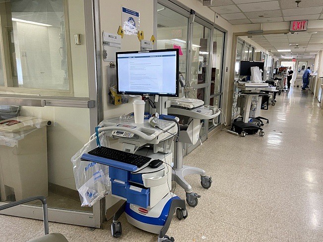 ICU樓層共18間單獨病房，護士用重症病房外的電腦查看並記錄病人詳情。(記者鄭怡嫣/攝影)