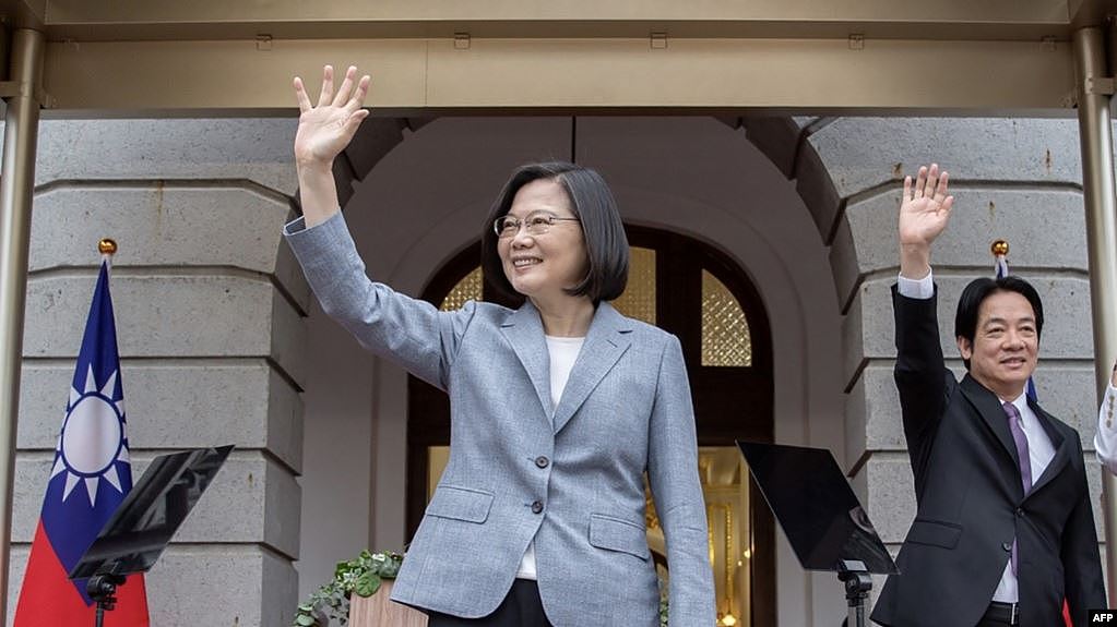 台湾总统蔡英文在台北举行的就职典礼上挥手致意。（2020年5月20日）