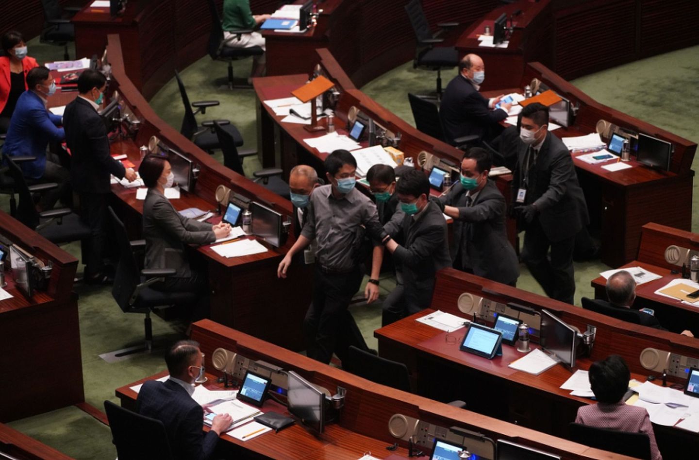 泛民议员许智峰因投掷强烈臭味的物品被赶出议事厅。（HK01）