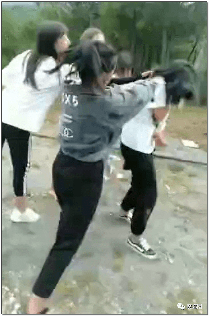 猛踢头、狠踹脸、往死里打…云南女生被围殴案件轰动全中国（组图） - 32