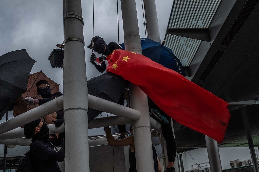 8月，抗议者在香港降下了一面中国国旗。