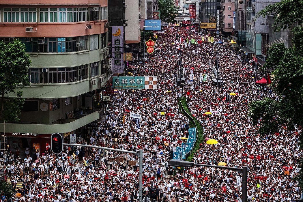 去年6月，成千上万的人抗议饱受争议的引渡条例。