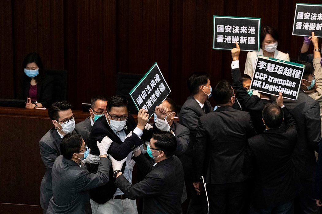 在5月22日的一次会议上，香港的泛民主立法者抗议新国安法。