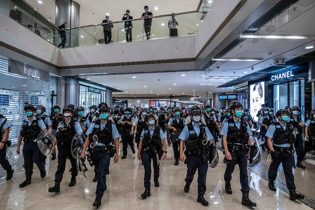 警察依据保持社交距离的法律在香港一家购物中心驱散反政府示威者。
