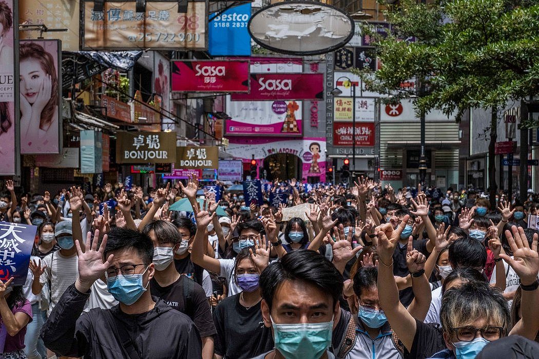 尽管有保持社交距离的规定，反政府示威者周日还是在香港进行了游行。
