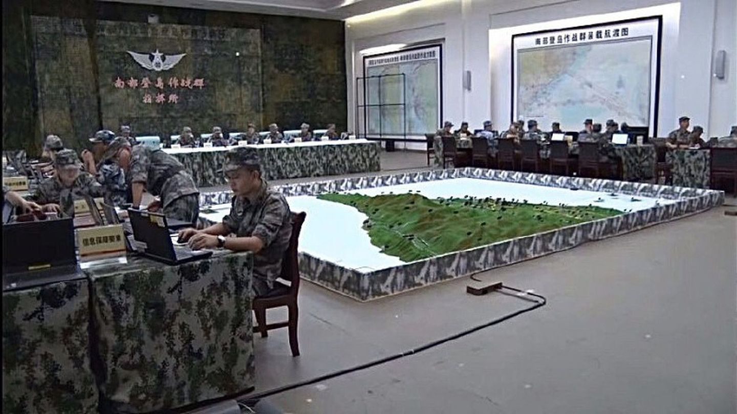解放军去年也于微博等媒介，“官泄”军方的兵棋推演情境照，其中也显现出台湾岛南端图形的清楚样貌，其对台登陆的假想与美方的假想相当接近。（摘自微博）