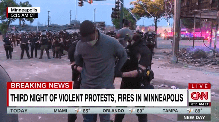 凌晨现场直播抗议示威时，CNN记者被美国警方逮捕 （视频/组图） - 3