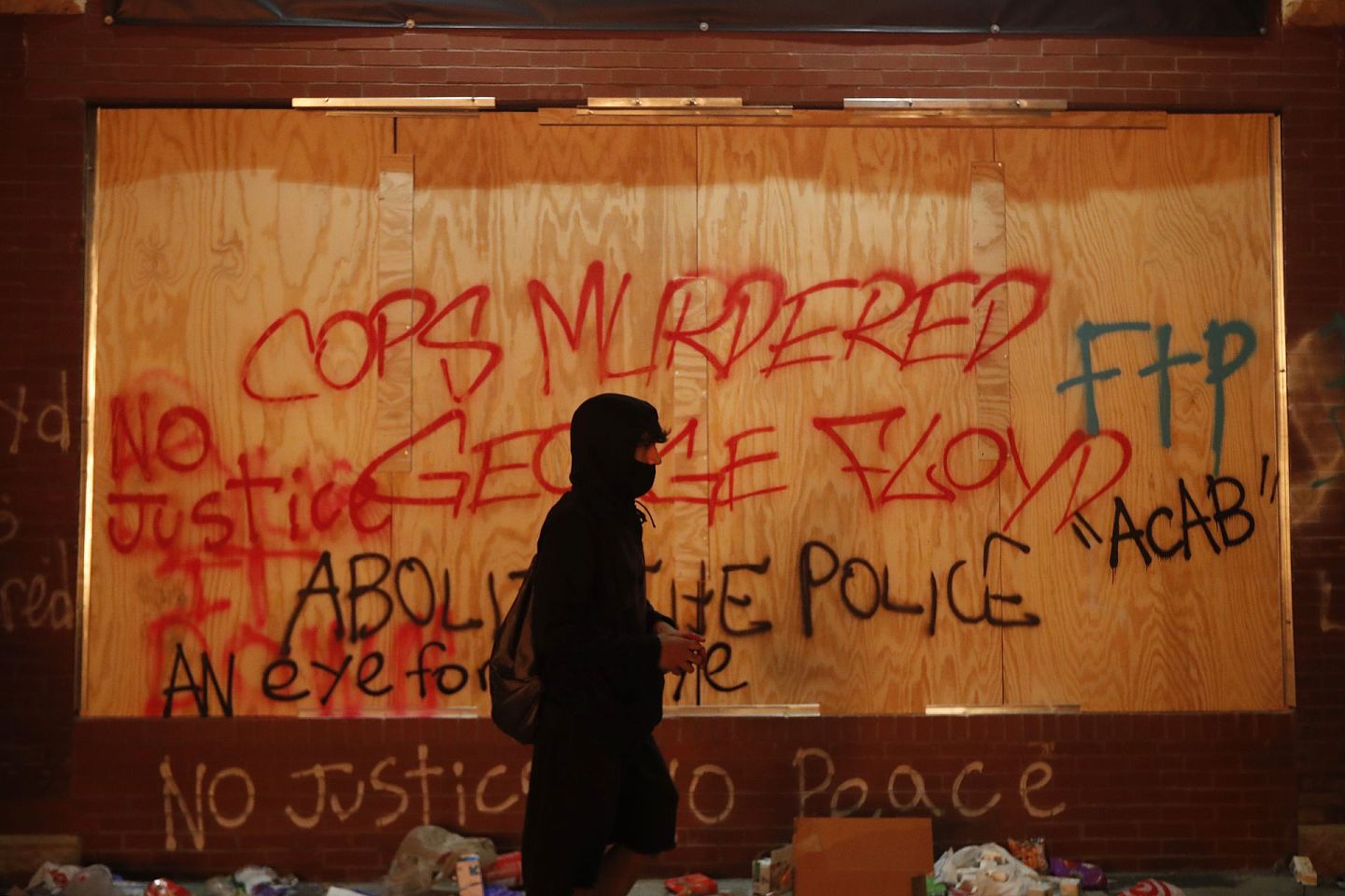 图为5月28日，明尼阿波利斯有大厦外墙布满涂鸦，写有“警察谋杀乔治・佛洛伊德”、“废除警队”、“以眼还眼”等标语。（AP）