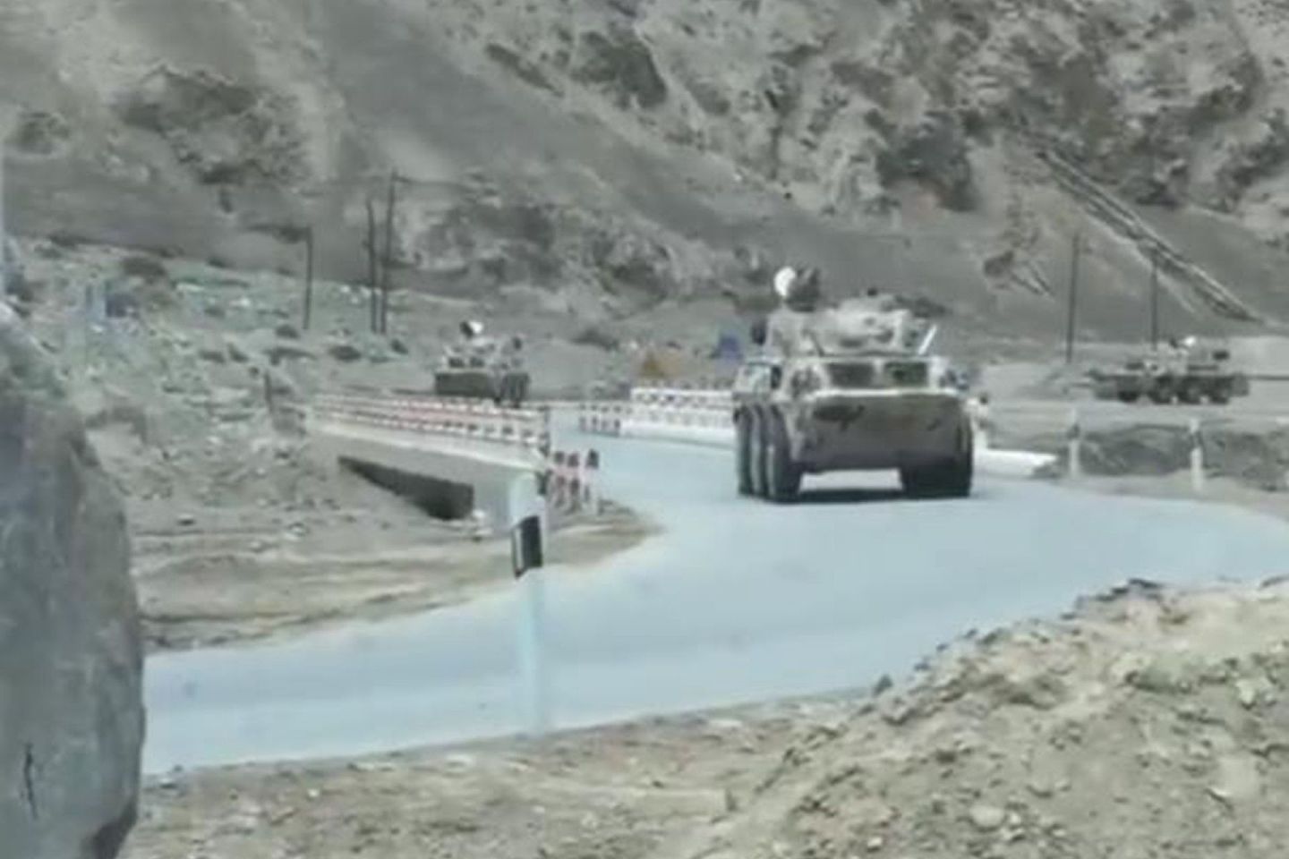 解放军现在在中印边境的军事能力已经大幅提升。图为解放军装甲车在青藏高原公路上疾驰。（网络视频截图）