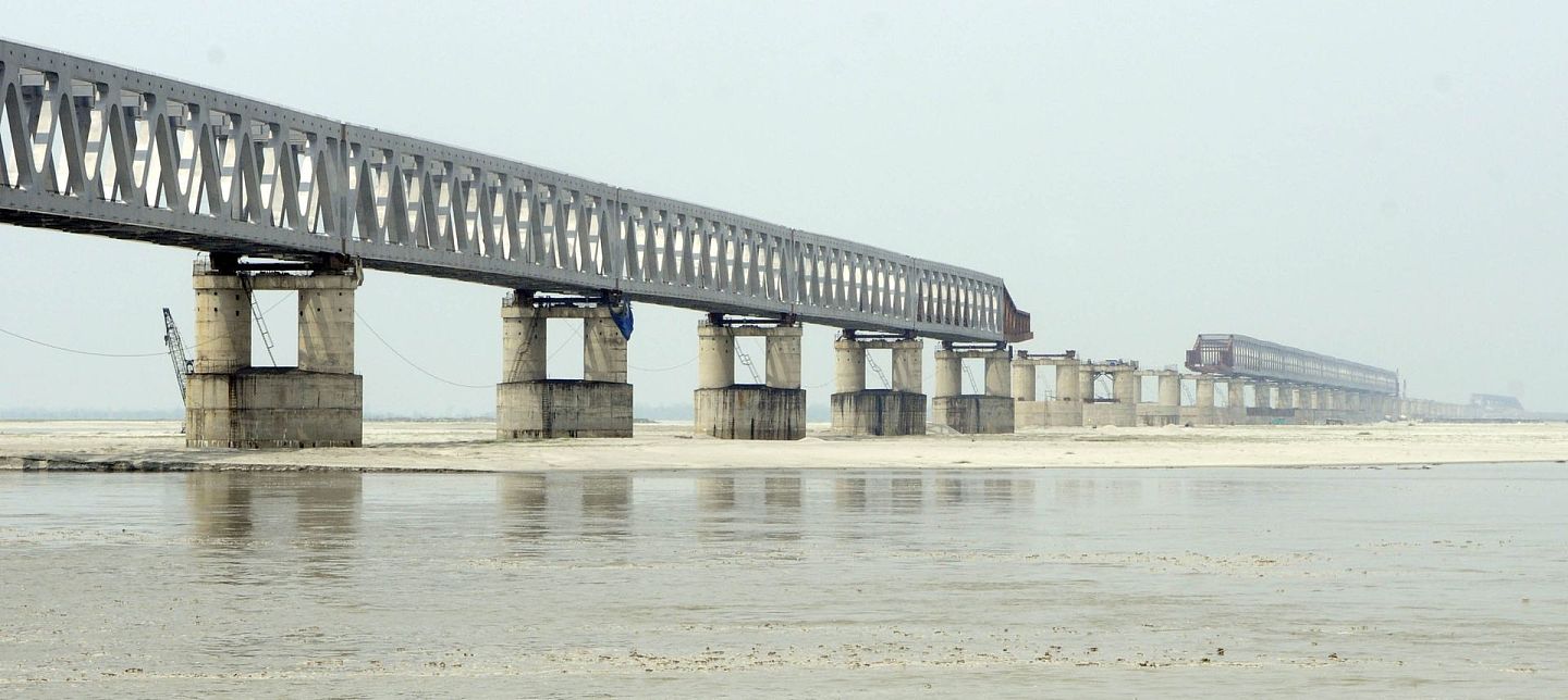 在印度阿萨姆邦迪布鲁加尔，印度最长铁路桥博济比尔桥动工16年后在2018年12月25日首次通车。这也凸显了印度基建耗时之久，力量比较薄弱（Getty Images)