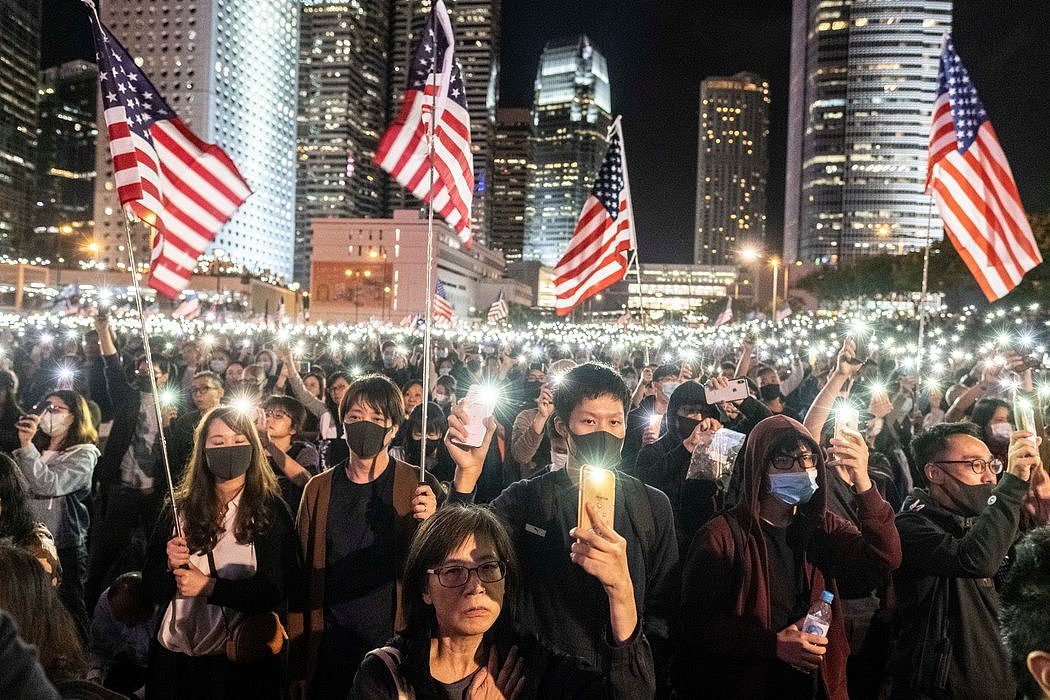 11月，抗议者走上街头支持要求美国官员评估香港自治状况的法案。