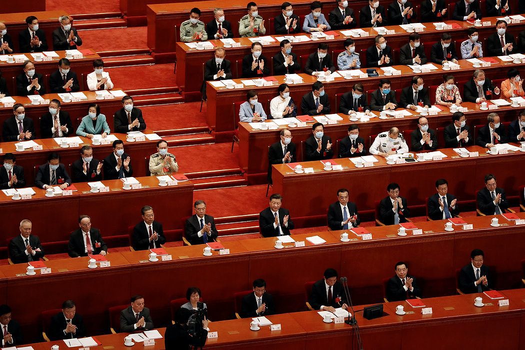 周四在北京举行的全国人民代表大会，中国领导人习近平和其他官员在对香港国安法草案投票后鼓掌。