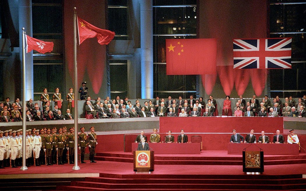 1997年香港回归仪式上，中国国旗升起。