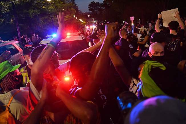 华府29日的示威人潮使白宫一度紧急封锁。 （Getty Images）