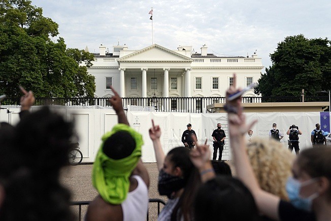 示威者29日群涌至白宫前抗议。 （美联社）