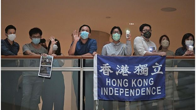 示威者举起涉及港独的标语。