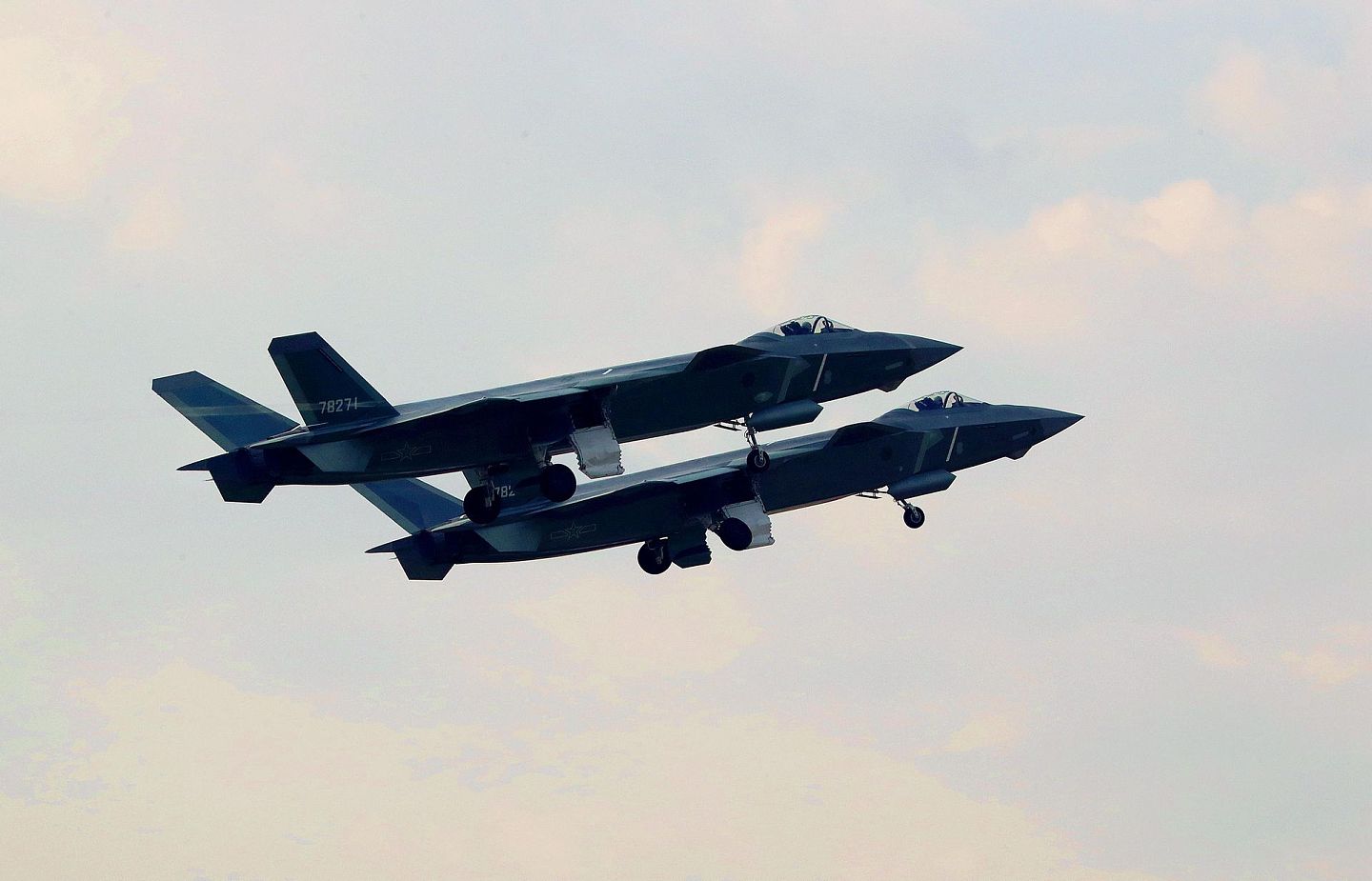 中国空军装备的歼-20战机能够在西太平洋上空争夺制空权。（新华社）