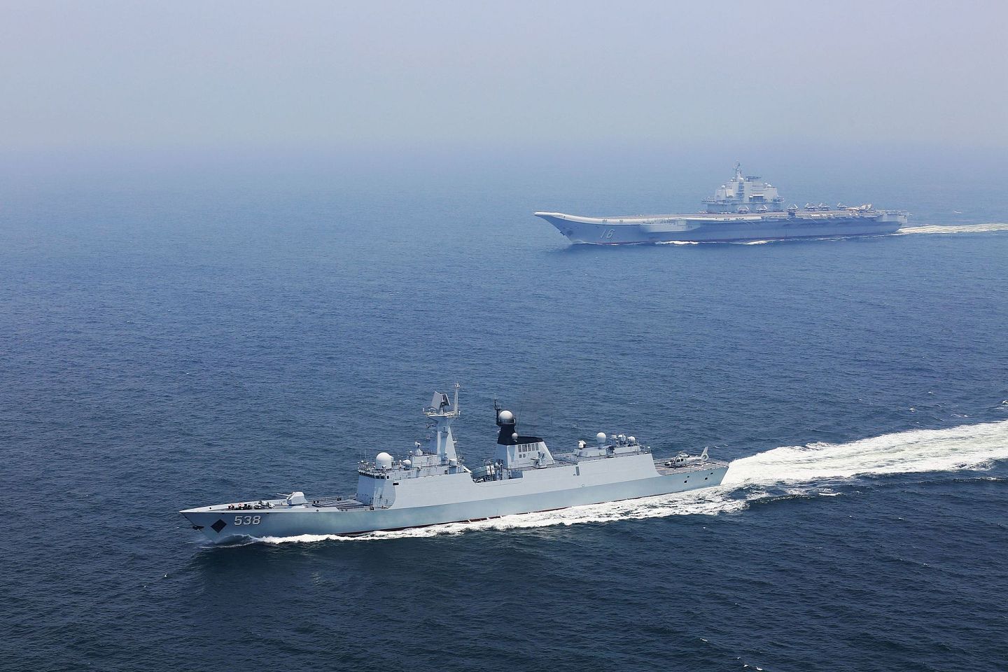 中国海军辽宁舰航母编队在大洋航行，未来中国航母将会在西太平洋与美军争夺制海权、制空权。（新华社）