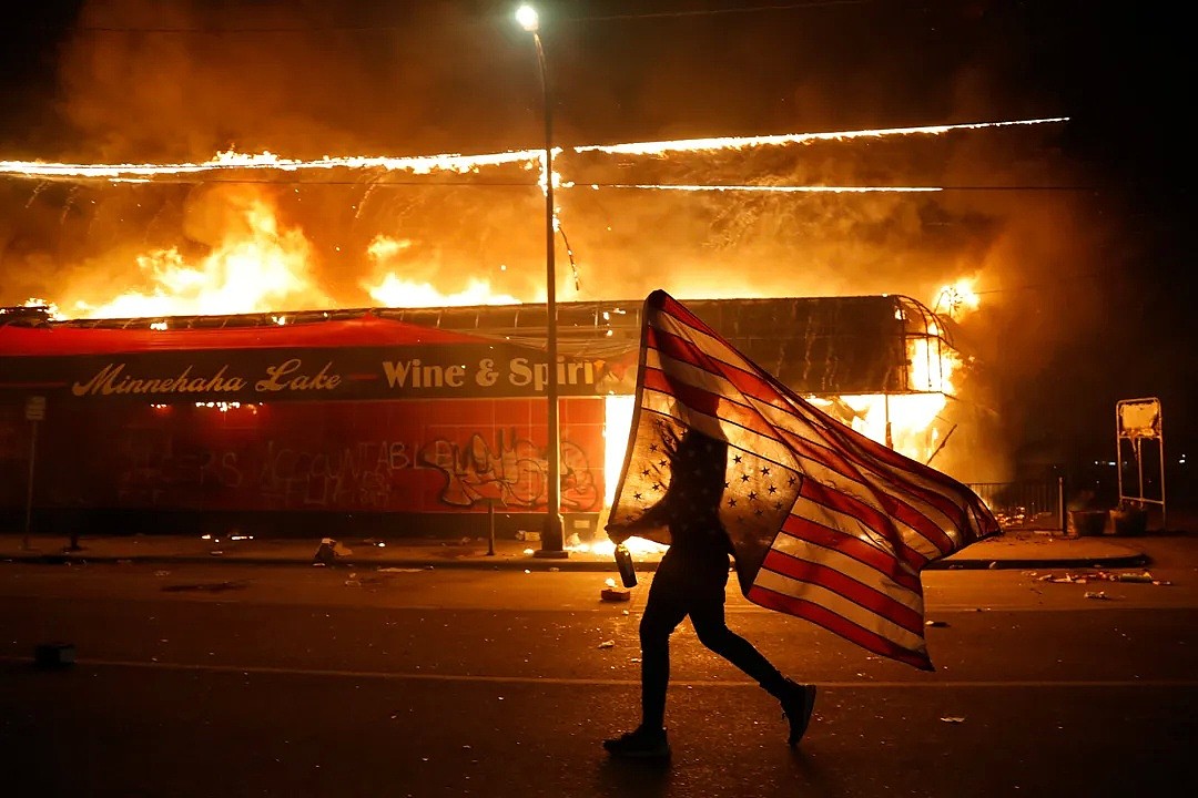 白宫被封！抗议升级，CNN总部被砸 示威者焚烧美国旗，中国使馆发提醒（图） - 7