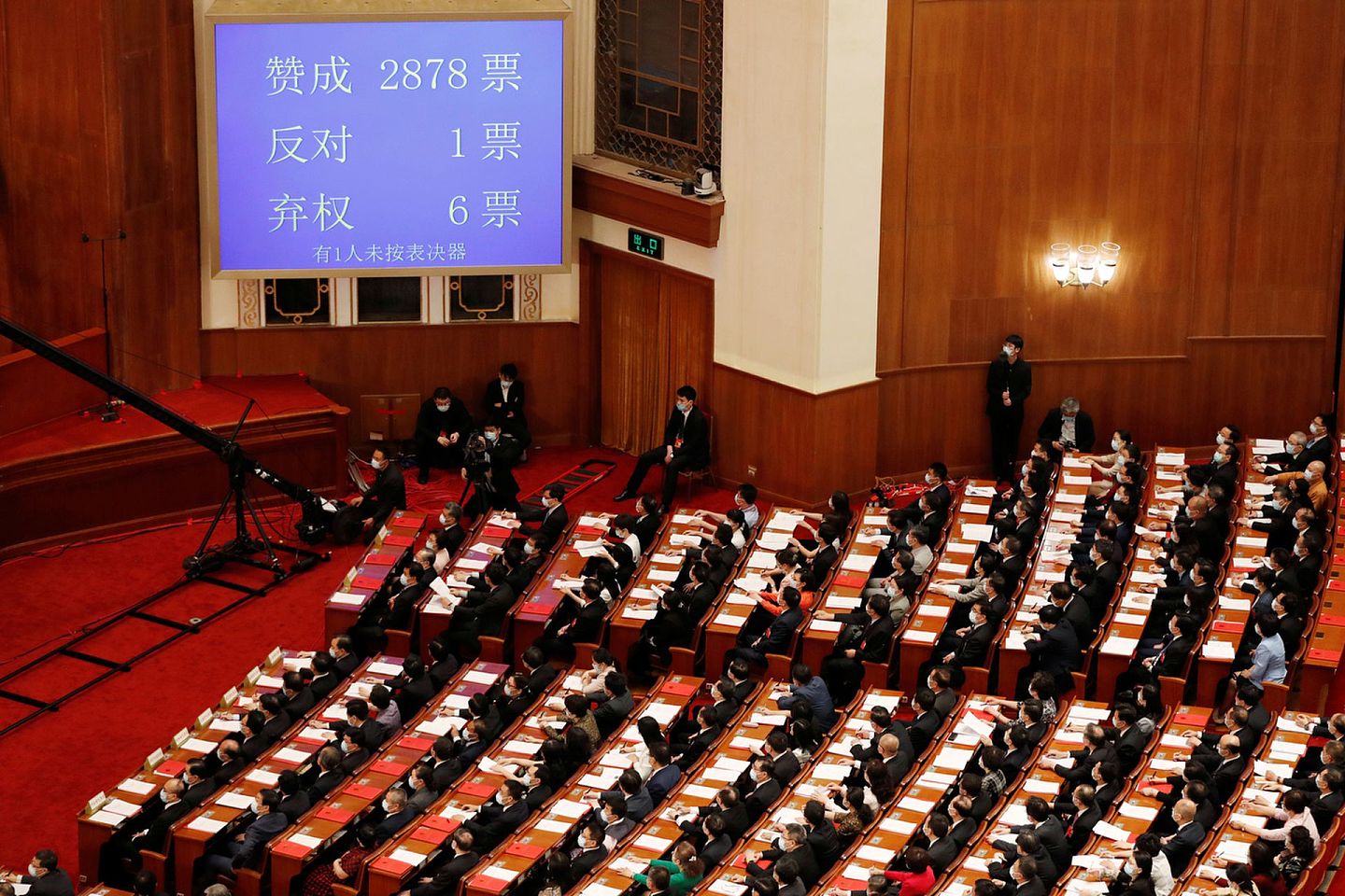 5月28日，中国全国人大会议闭幕日，会议就“港版国安法”表决，结果2,878票赞成，1票反对，6票弃权，1人未按表决器，大比数通过。（路透社）