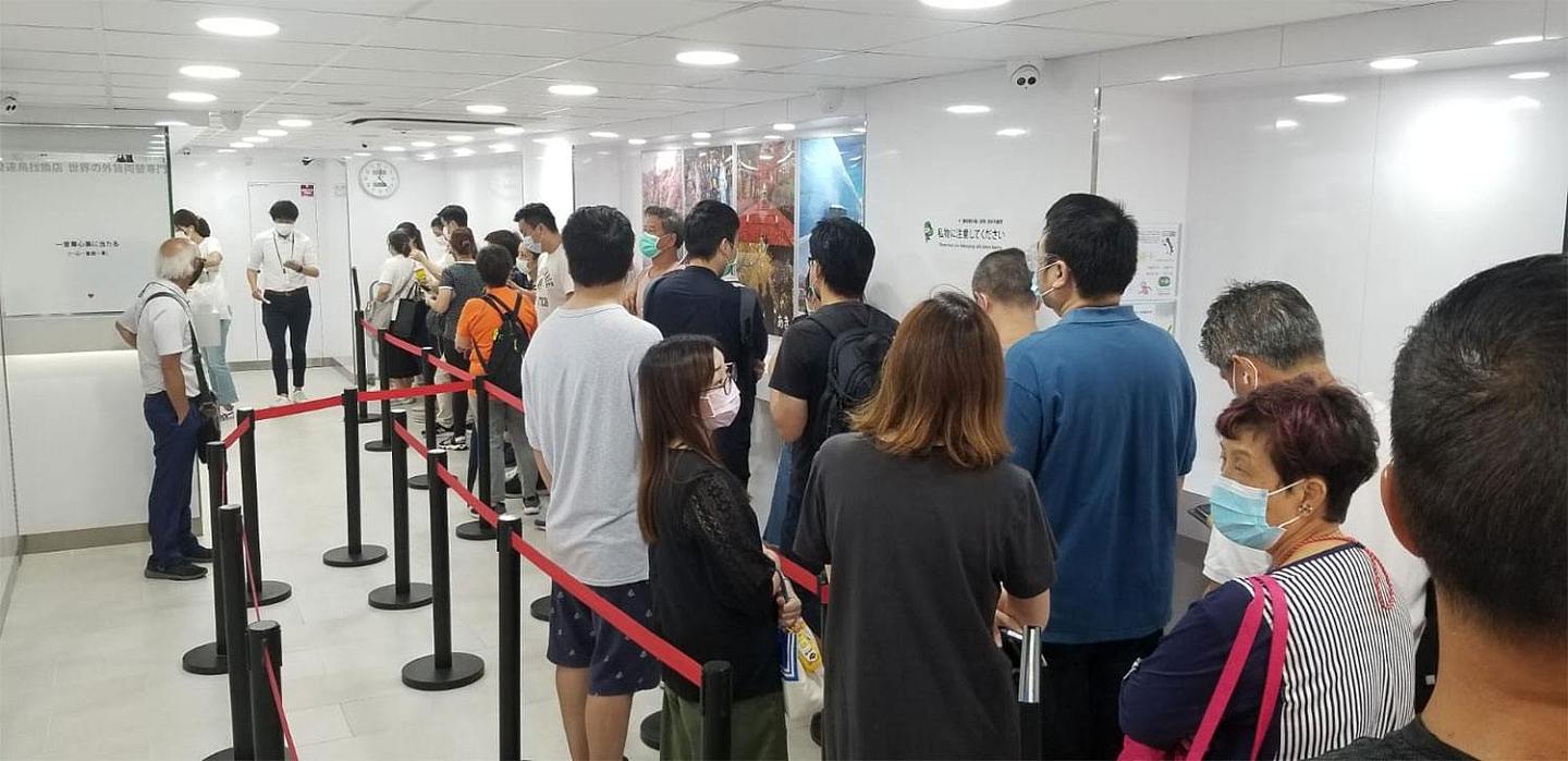 香港深水埗一找换店门外，市民排队等候。（记者：邓颖韬摄）