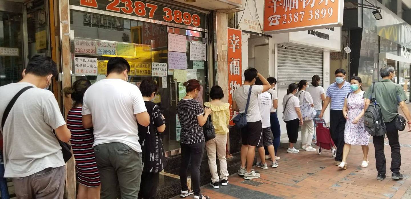 香港一银行门口，排队的人龙近百米。（记者：邓颖韬摄）