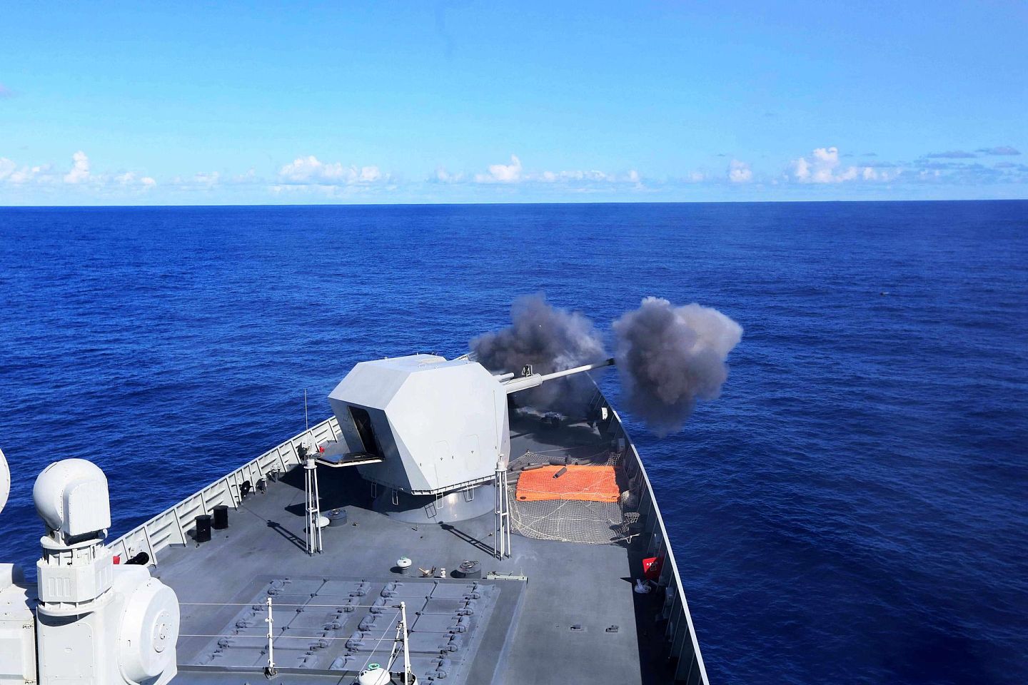 中国大陆海军最先进的驱逐舰进行主炮射击。（新华社）