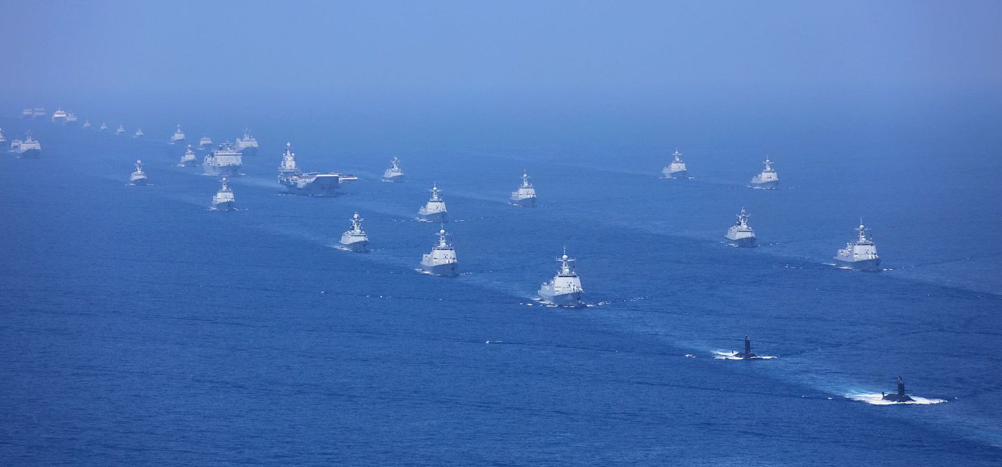 中国大陆海军的发展，能够实现从海上登陆台湾的作战想定。图为中国海军阅兵所展示的军舰。（新华社）