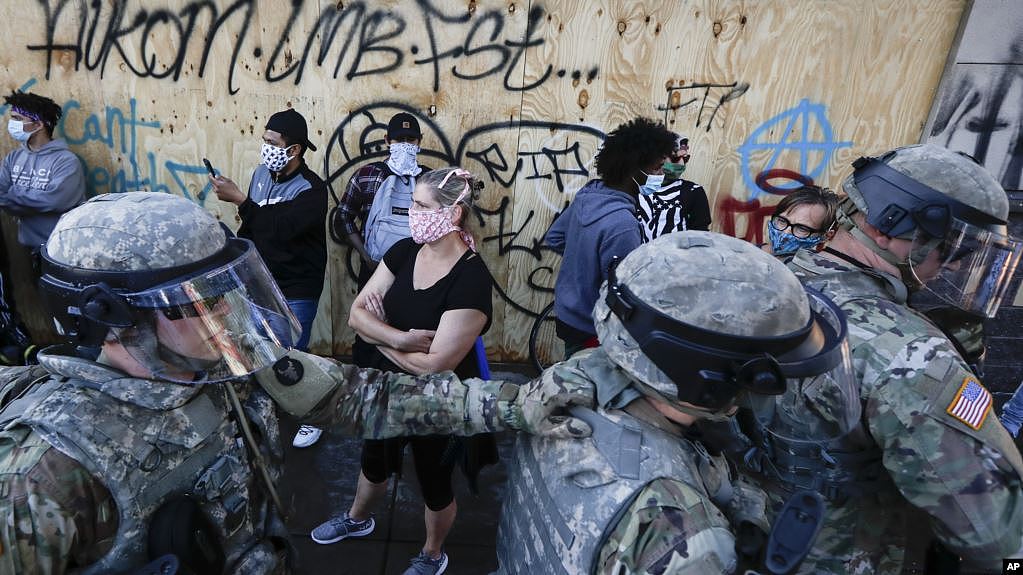 在美国明尼苏达州圣保罗市，国民警卫队员5月29日在抗议现场维持秩序。