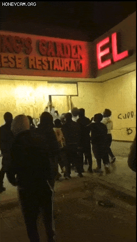 抗议者秒变土匪！洛杉矶金店被抢，抓起金货就跑，星巴克砸烂！黑人高喊“不要砸中餐馆”...（组图） - 23