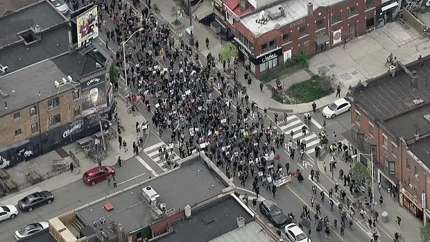 全乱了！多伦多警察被指将黑人女子推下阳台致死，当地爆发千人游行示威，英国伦敦示威高喊：“英国并不无辜！”（视频/组图） - 7