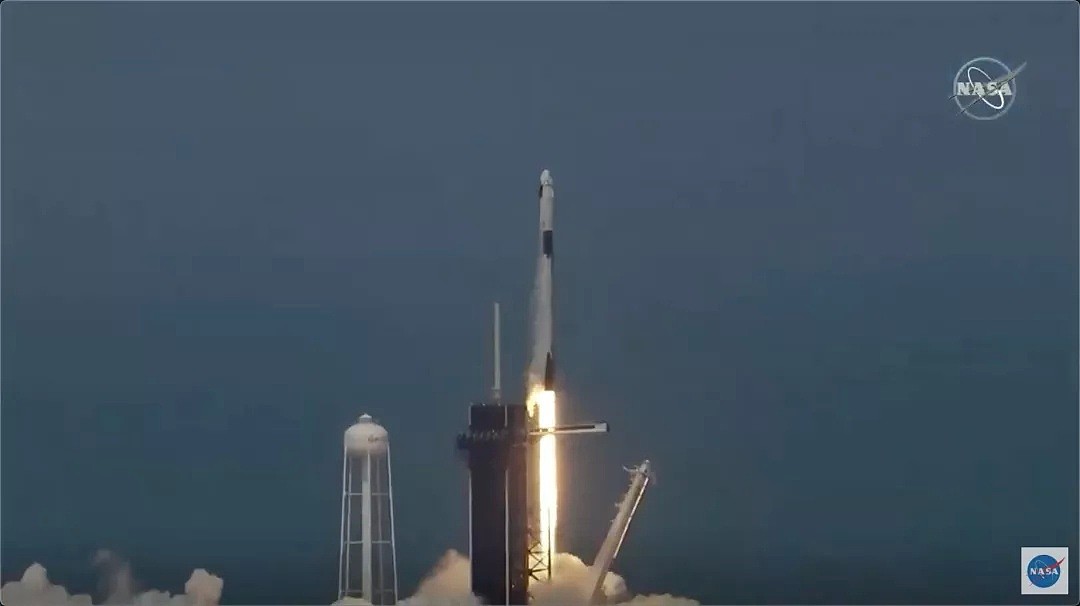马斯克再次创造航天历史！SpaceX首次载人发射任务成功，开启商业载人航天新时代（视频/组图） - 1