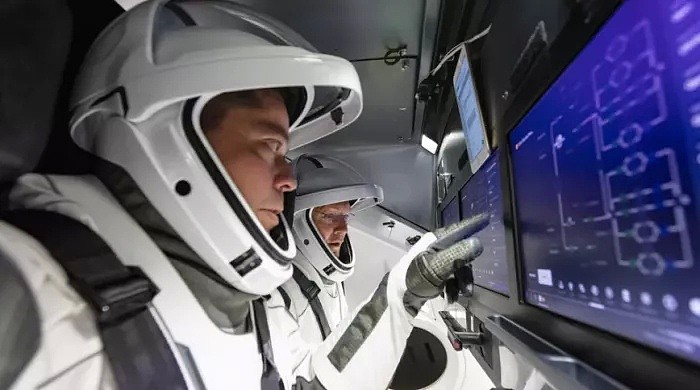 马斯克再次创造航天历史！SpaceX首次载人发射任务成功，开启商业载人航天新时代（视频/组图） - 11