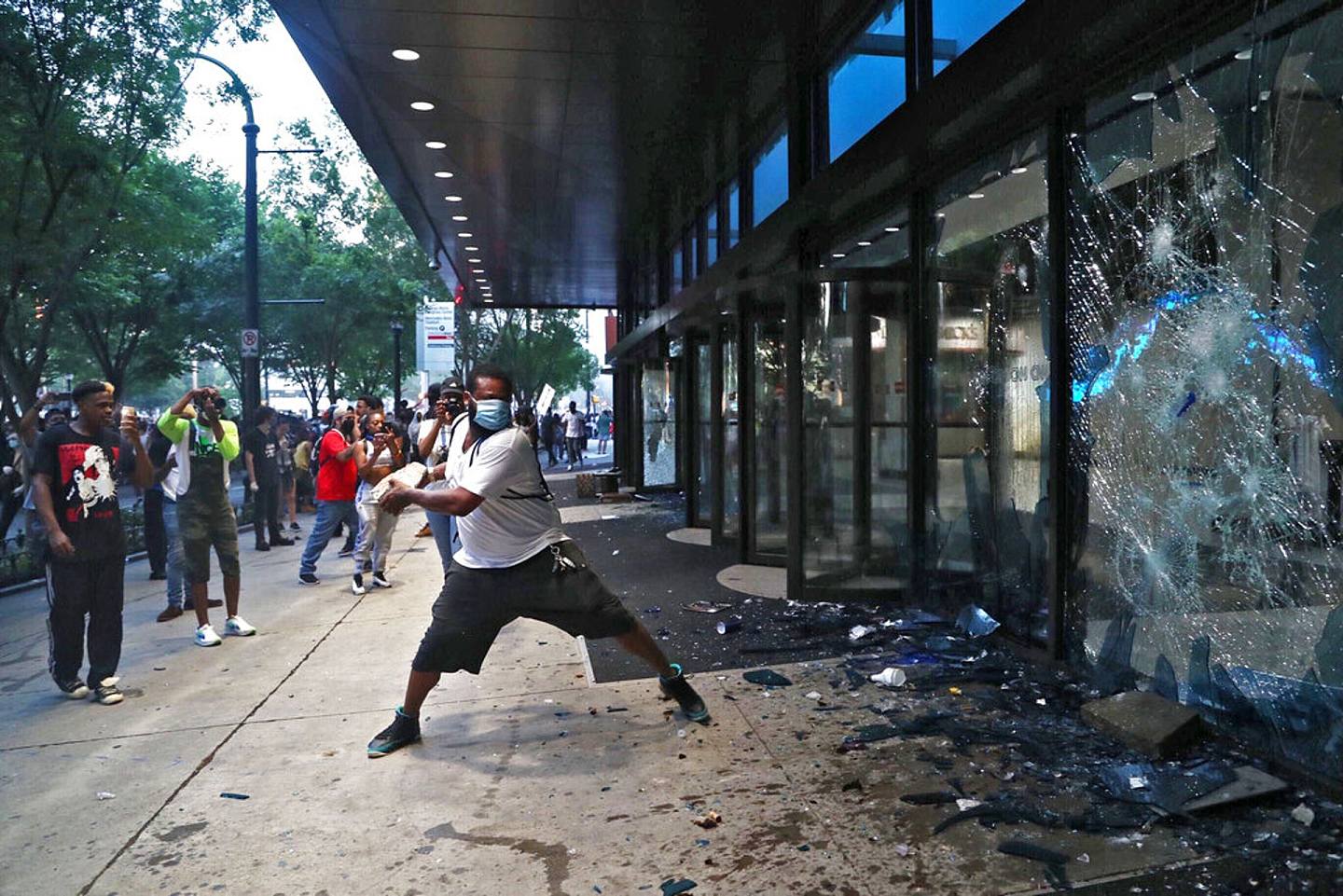 CNN总部被“攻陷”！示威者击碎玻璃掷鞭炮（视频/组图） - 4