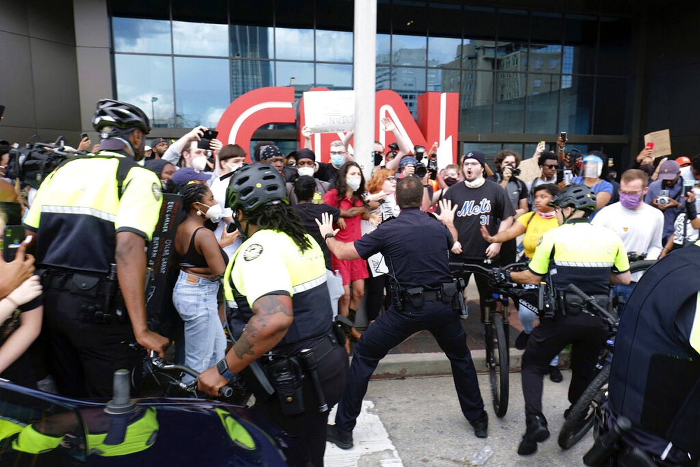 CNN总部被“攻陷”！示威者击碎玻璃掷鞭炮（视频/组图） - 3