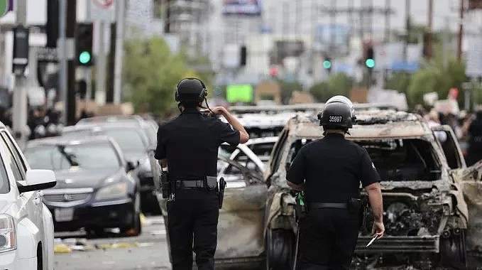 洛杉矶官宣紧急状态！LV、跑车被抢，坦克出动，“暴徒”下个目标是华人区（组图） - 5