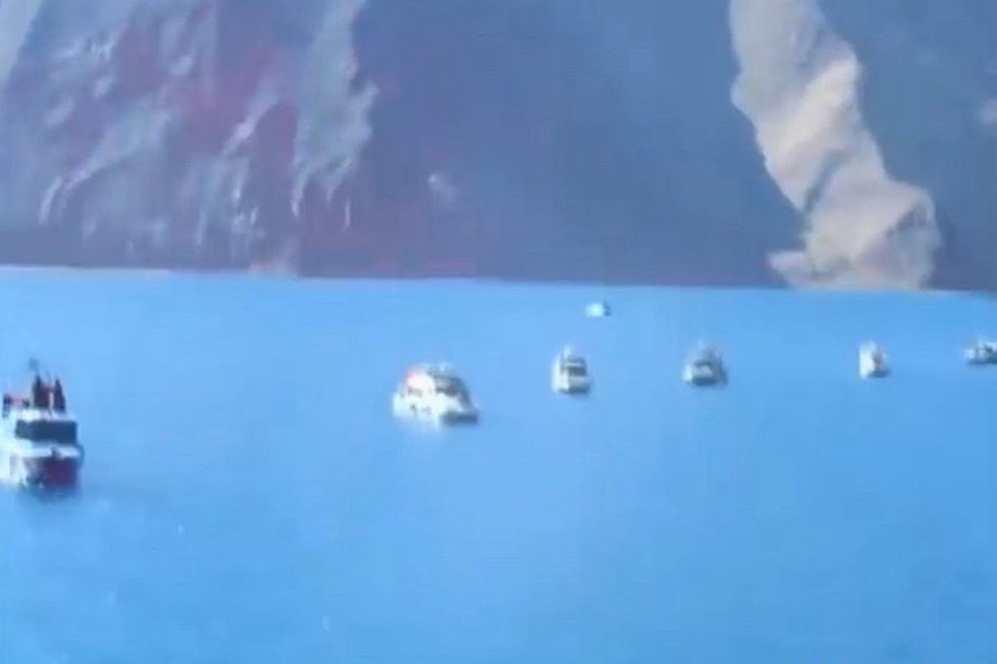 中印边境对峙，解放军高速巡逻船在班公错湖上呈一字排开。（微博视频截图）