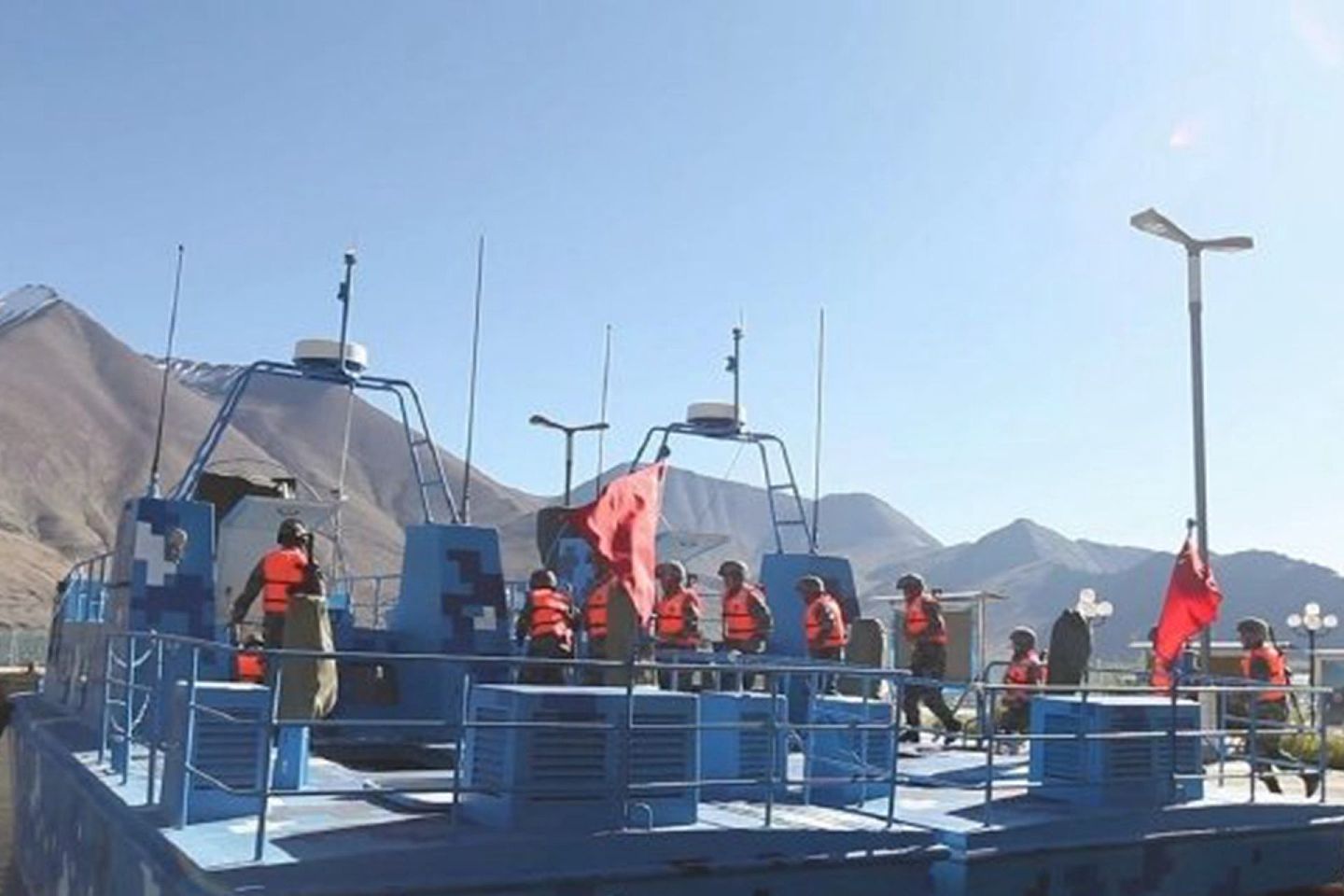 中印边境对峙，解放军士兵登上快艇，进行演练。（微博视频截图）