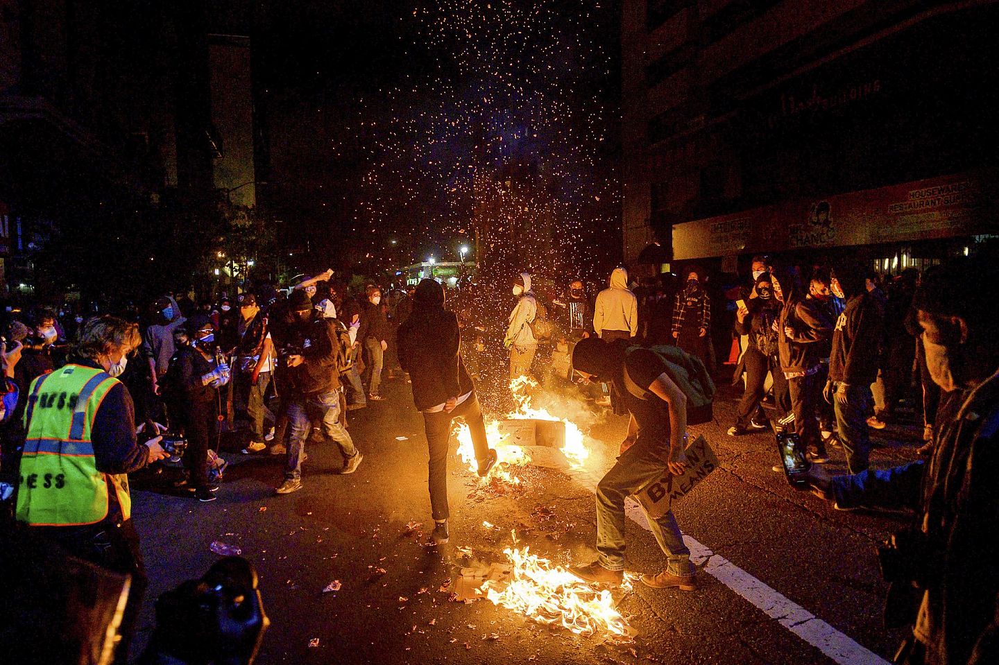 5月29日，示威者在加州奥克兰焚烧垃圾，同时抗议被警方拘留的黑人男子乔治·弗洛伊德的死亡。（AP）
