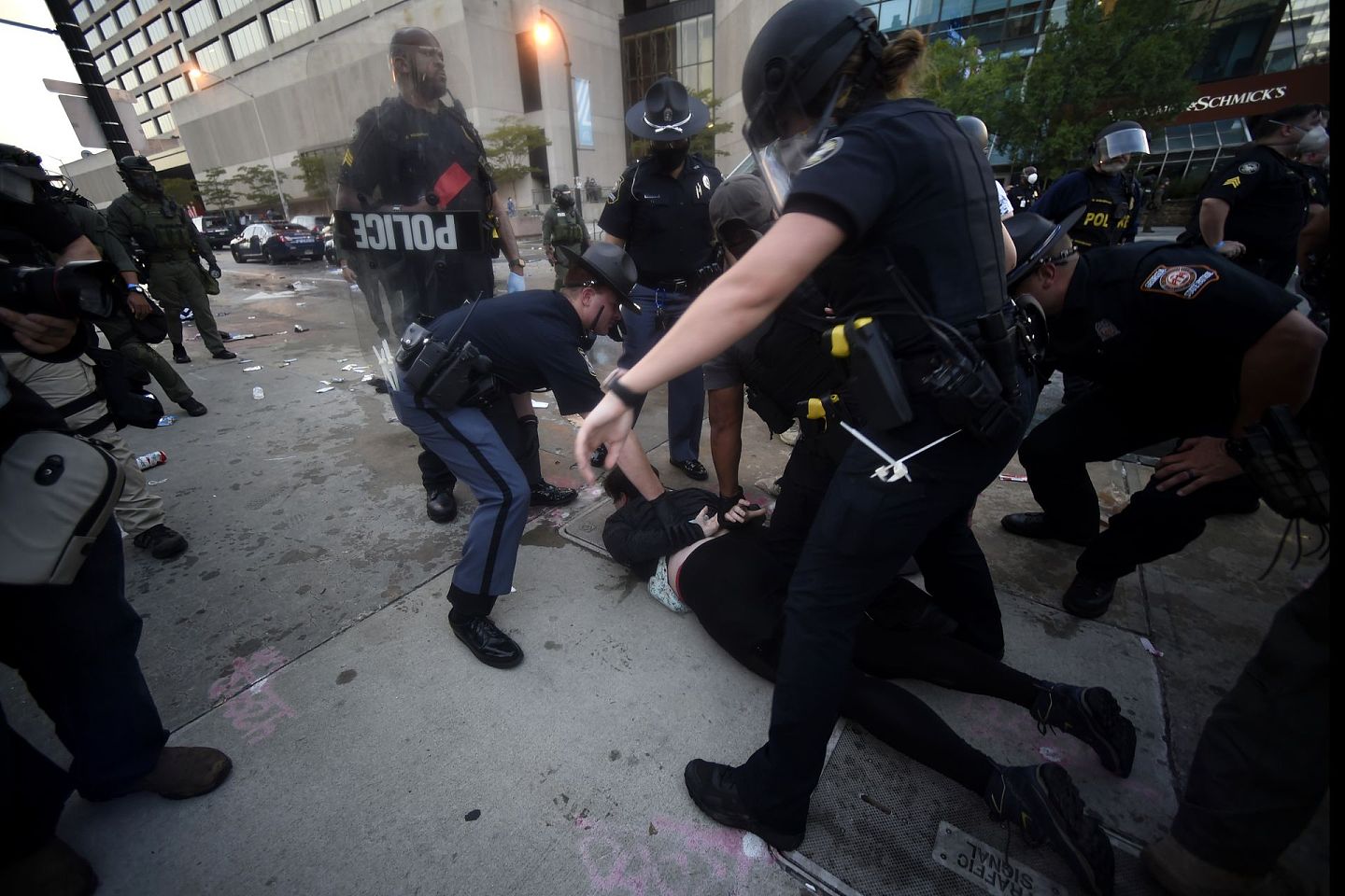 5月29日，警察和抗议者在亚特兰大CNN总部附近发生冲突。（AP）
