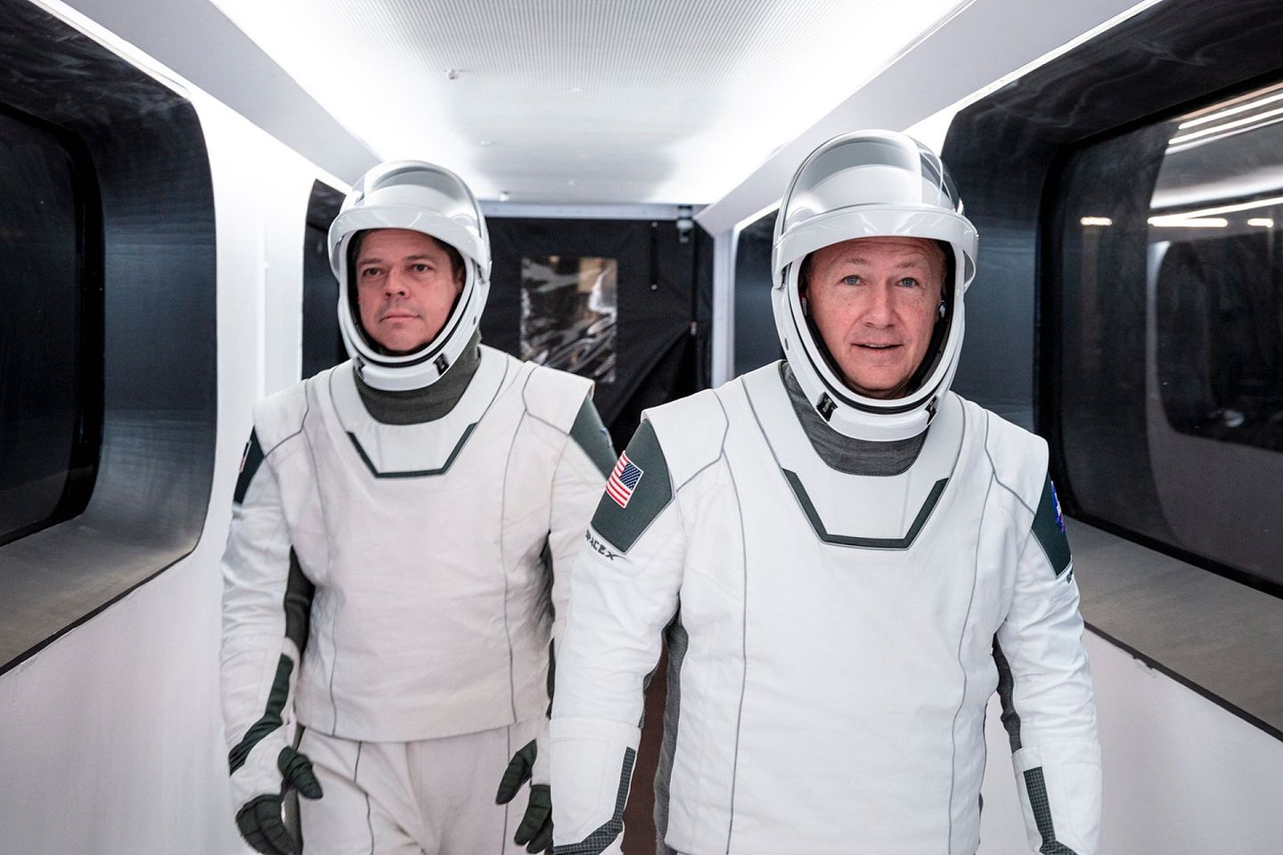 执行此次任务的两位美国宇航员在肯尼迪太空中心的发射台通道上行走。（AP）