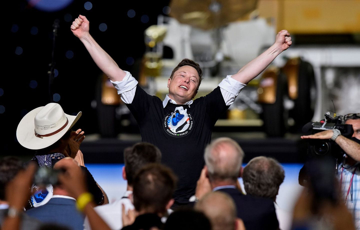 5月30日，SpaceX行政总裁马斯克在美国肯尼迪航天中心庆祝猎鹰9号搭载载人龙飞船发射成功。（路透社）