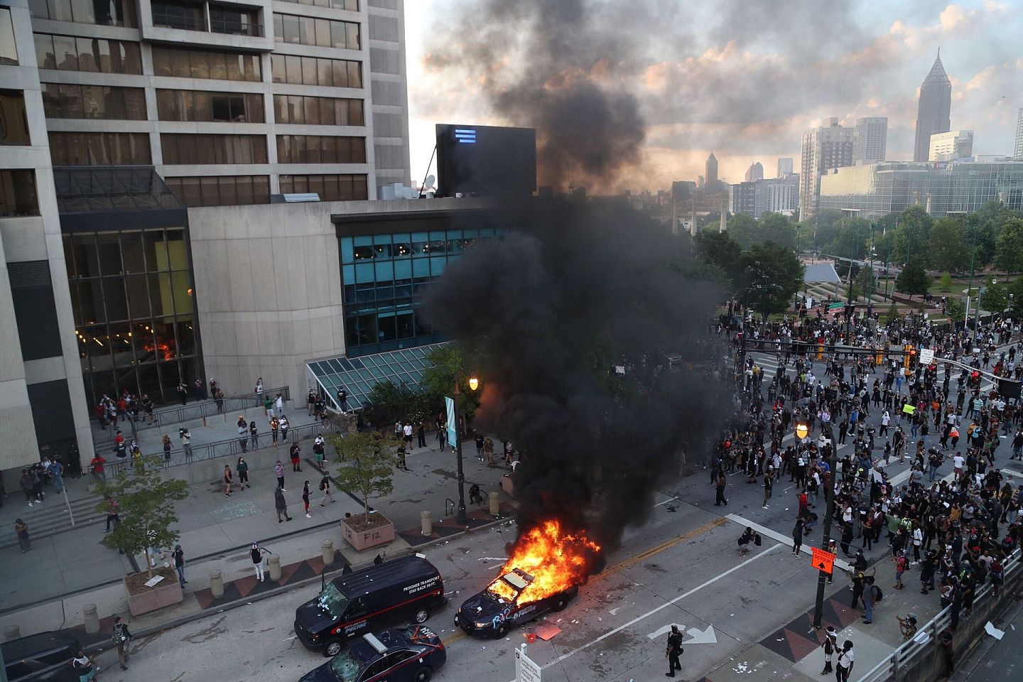 2020年5月29日，在亚特兰大，抗议者游行至乔治亚州议会大厦并返回百年奥运公园和CNN中心附近的区域后点燃一辆警车。（AP）