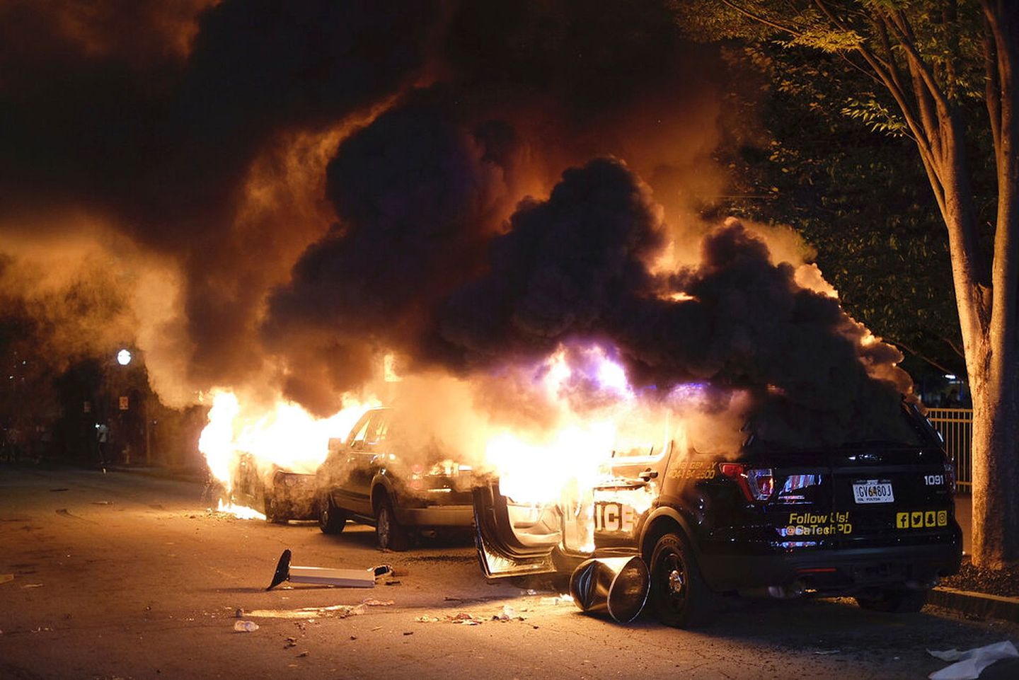 明尼苏达示威：图为5月29日美国亚特兰大的示威活动中，有人对汽车纵火。（AP）