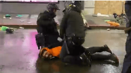 又现“跪脖锁喉”！西雅图警察逮捕示威者时跪脖戴手铐，被旁边同事用力推开 （组图） - 3