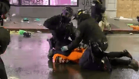 又现“跪脖锁喉”！西雅图警察逮捕示威者时跪脖戴手铐，被旁边同事用力推开 （组图） - 2