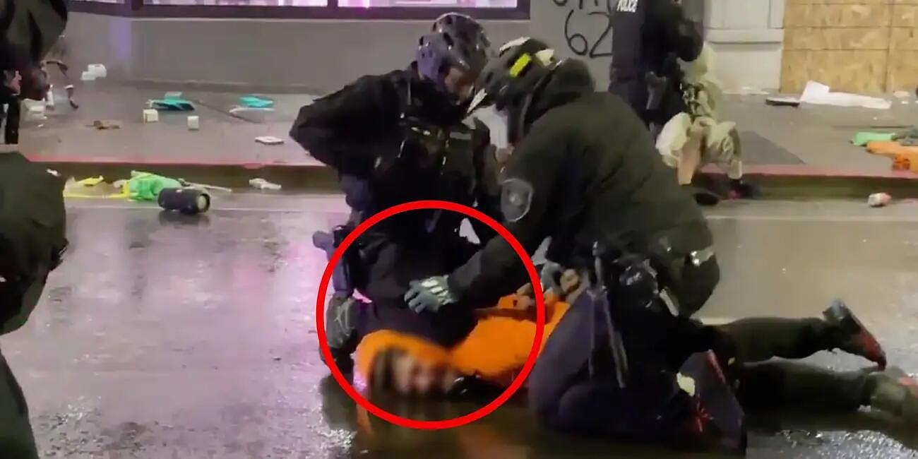 又现“跪脖锁喉”！西雅图警察逮捕示威者时跪脖戴手铐，被旁边同事用力推开 （组图） - 1