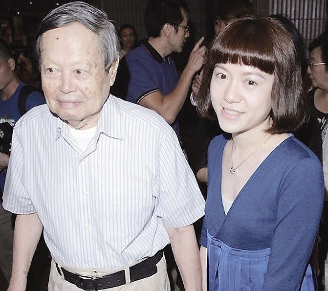 她28岁时就嫁给了82岁著名的华裔物理学家，这15年都经历了什么？如今成这般模样...（组图） - 1
